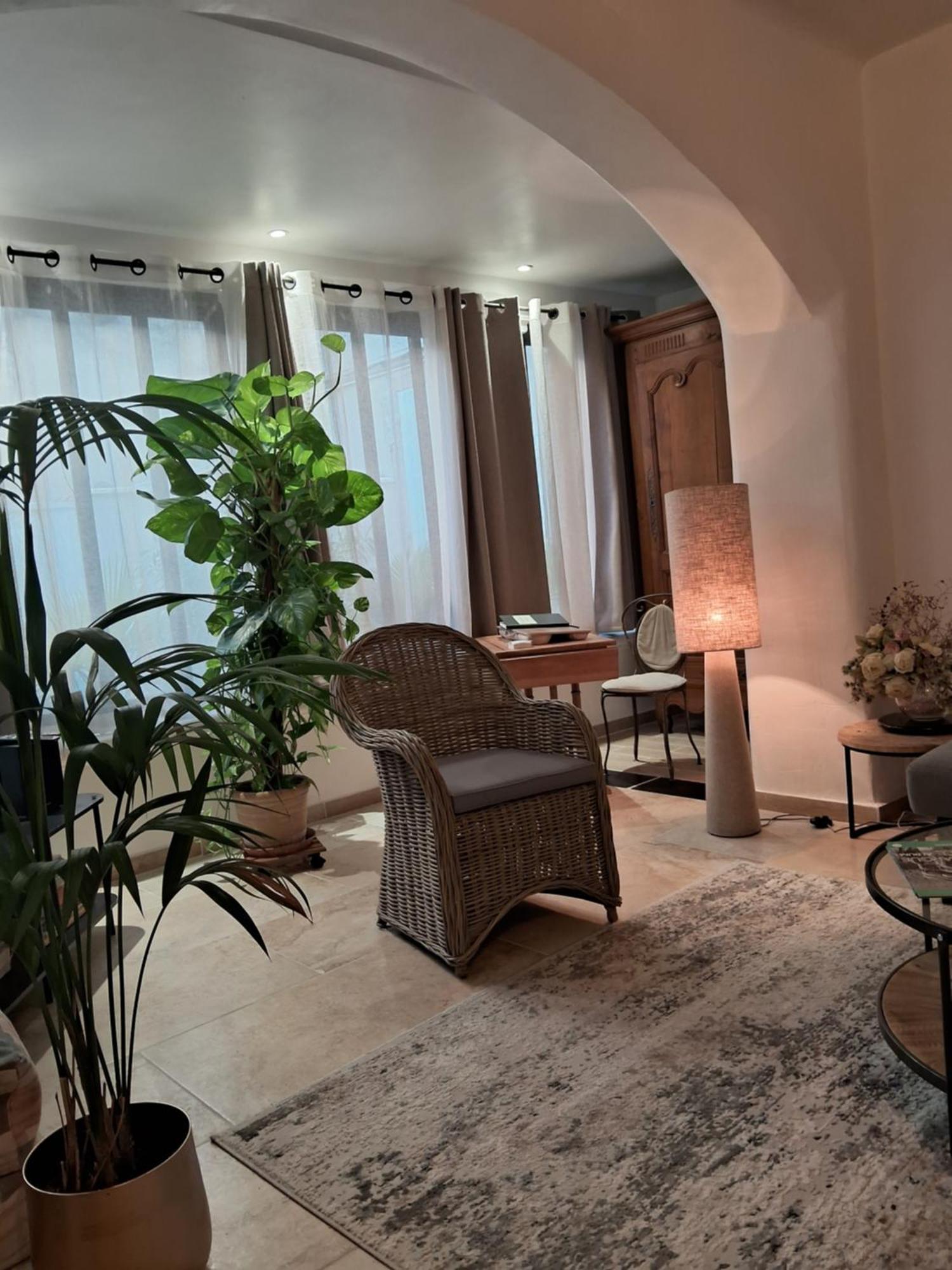 Le Clos Du Rouet Tarascon Exteriör bild